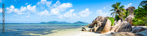 Tropische Insel mit Strand als Panorama Hintergrund