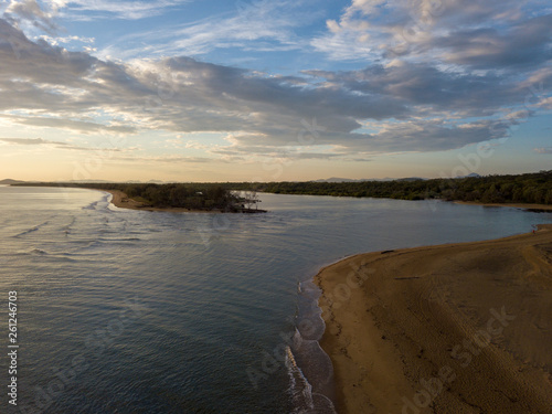 Luftaufnahme von Strand und Landzunge von Tannum Sands bei Sonnenaufgang