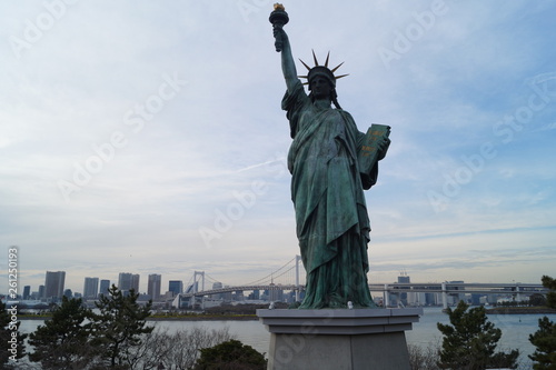 Odaiba Freiheitsstatue und Rainbow Bridge am Tag