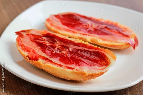 Pan con tomate y jamón