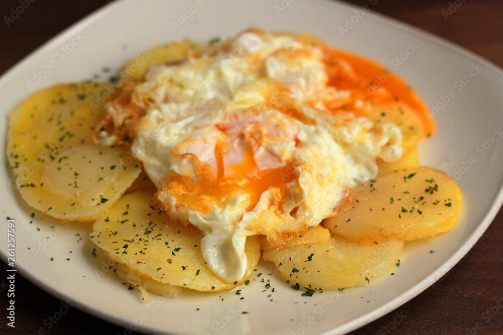Huevos fritos con patatas Huevos fritos con patatas