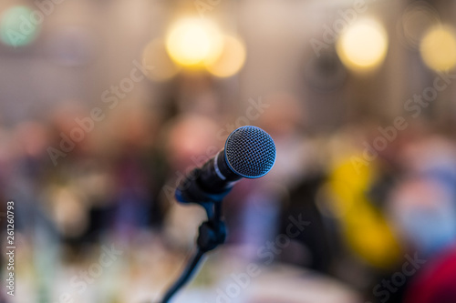 Mikrofon bei einer Veranstaltung mit unscharfem Hintergrund