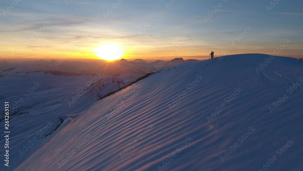 Coucher de soleil sur une skieur vue par drone, Haute Savoie, France