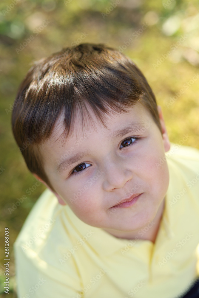 retrato de niño sonriente mirando hacia arriba retrato de niño sonriente mirando hacia arriba