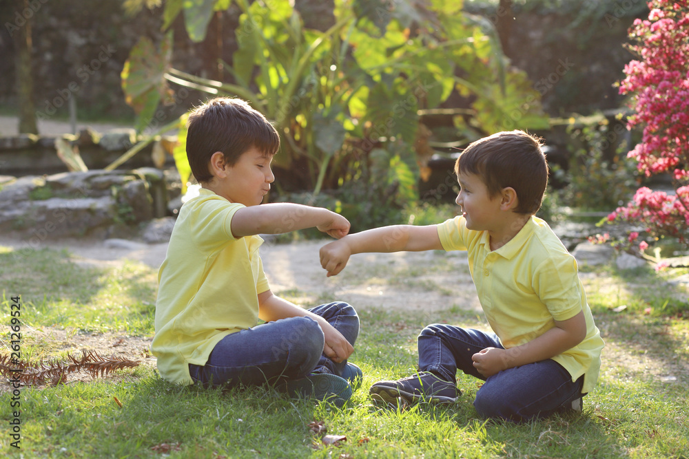 Niños Felices Jugando A Chocar Los Puños En El Jardín Al Atardecer