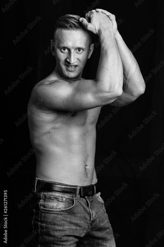 Fototapeta premium portret mężczyzny w studio na czarnym tle