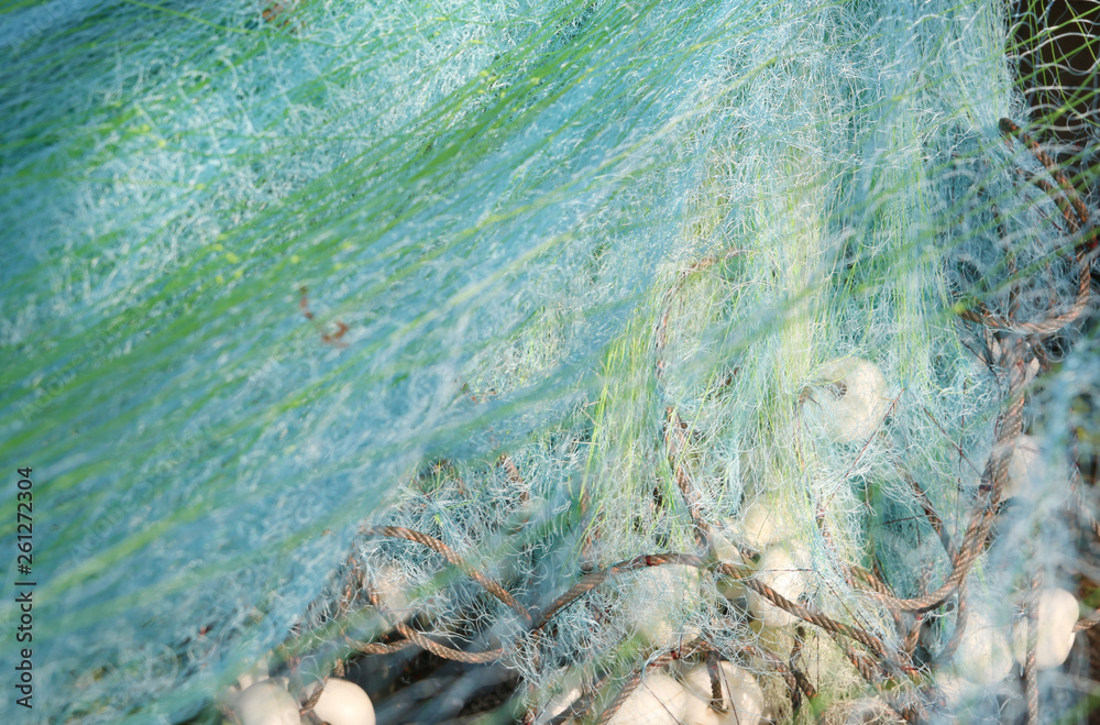 redes de pesca enmarañadas de color azul y verde