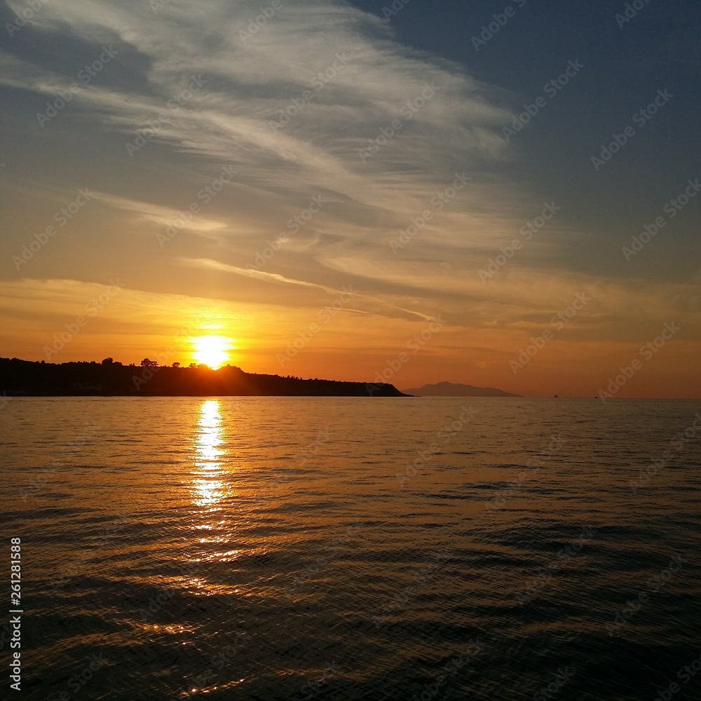 tramonto sul mare con sfondo delle isole eolie