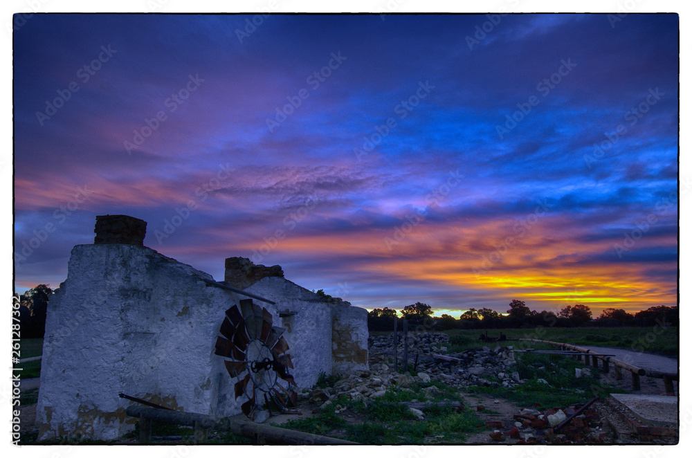 Obraz premium Sunset old house right