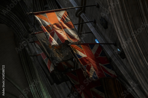Banderas dentro de la Saint Patrick Cathedral