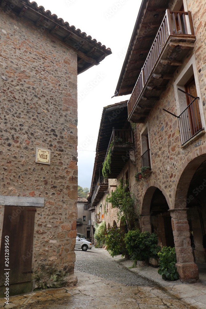 Calle de Santa Pau, pueblo medieval de Cataluña