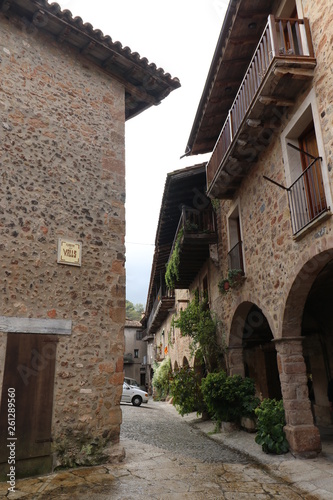 Fototapeta Naklejka Na Ścianę i Meble -  Calle de Santa Pau, pueblo medieval de Cataluña