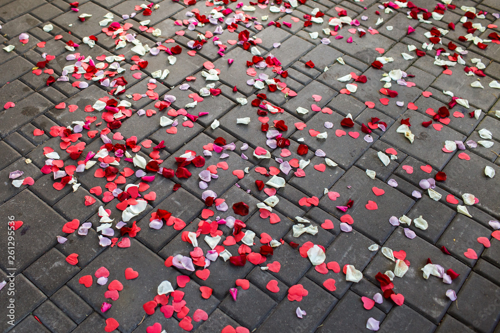 Obraz premium Background of rose petals on the pavement, heart shape. Wedding theme.