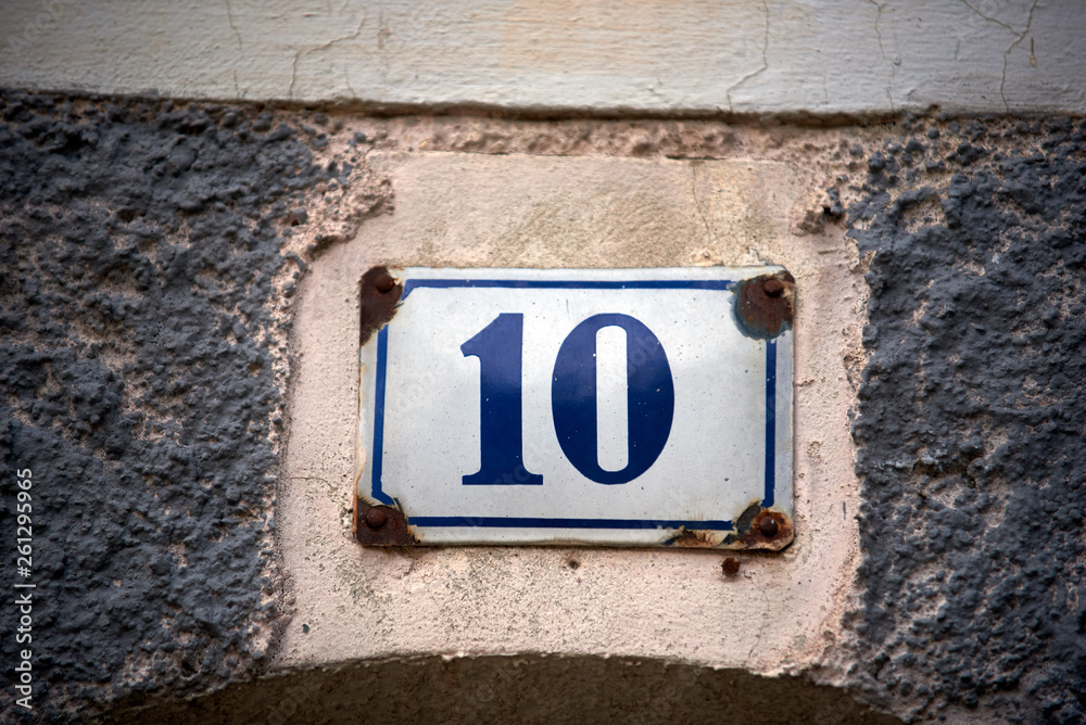 Emaille Schild mit der Zahl 10 an einer Hauswand Emaille Schild mit der Zahl 10 an einer Hauswand