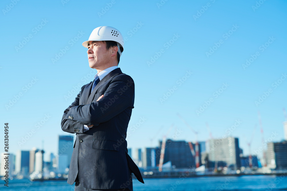 ミドルビジネスマン　建設　青空