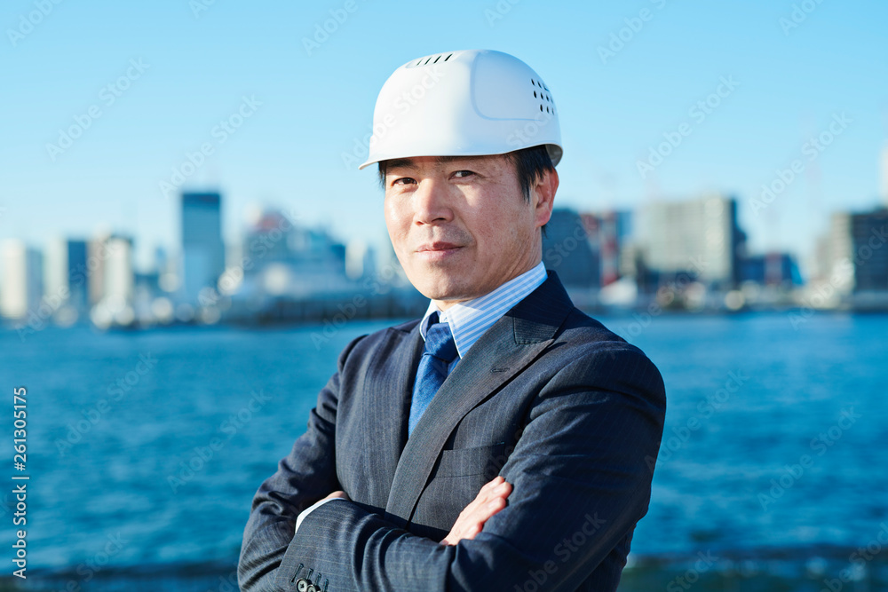 ミドルビジネスマン　建設　青空