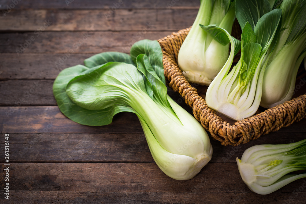 Ταπετσαρία Pak choi in the basket on the wooden table
