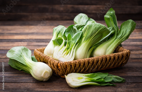 Fotografía Pak choi in the basket on the wooden table