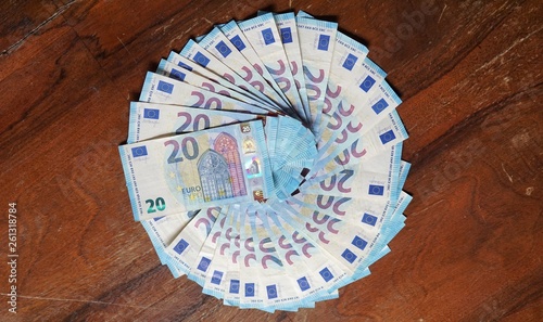 viele 20 Euro Geldscheine, zwanzig Euro Banknote