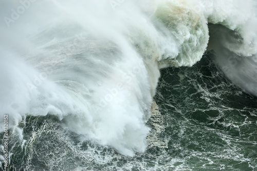 Welle in Nazare photo