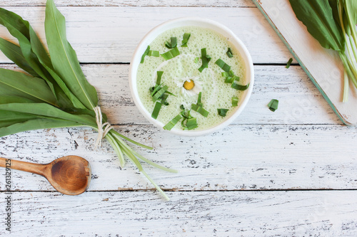 Bärlauchsuppe Bärlauch Suppe Tisch overhead von oben Freiraum Wildkräuter Suppe
