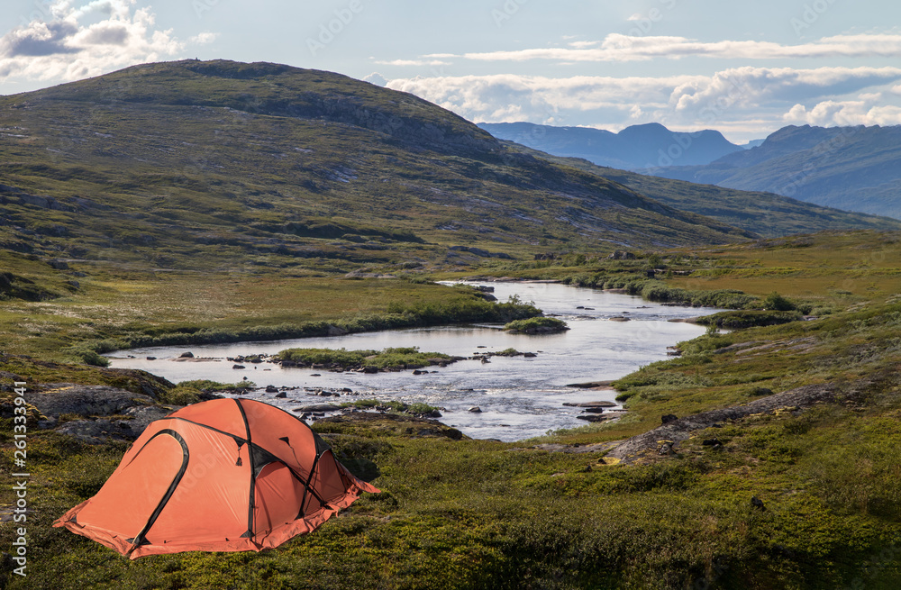 oranges Zelt im Fjell, einsame verlassene Landschaft, camping in den Bergen an einem See