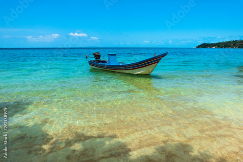 Fototapeta Naklejka Na Ścianę i Meble -  Long boat and tropical beach, Andaman Sea, Thailand