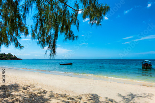 Fototapeta Naklejka Na Ścianę i Meble -  Tropical sea, palms and boat on white sand beach