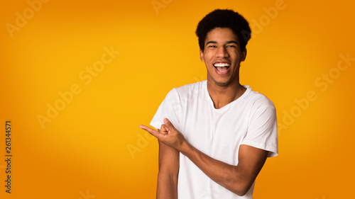 Canvas-taulu Advertisement concept. Happy guy pointing on empty space