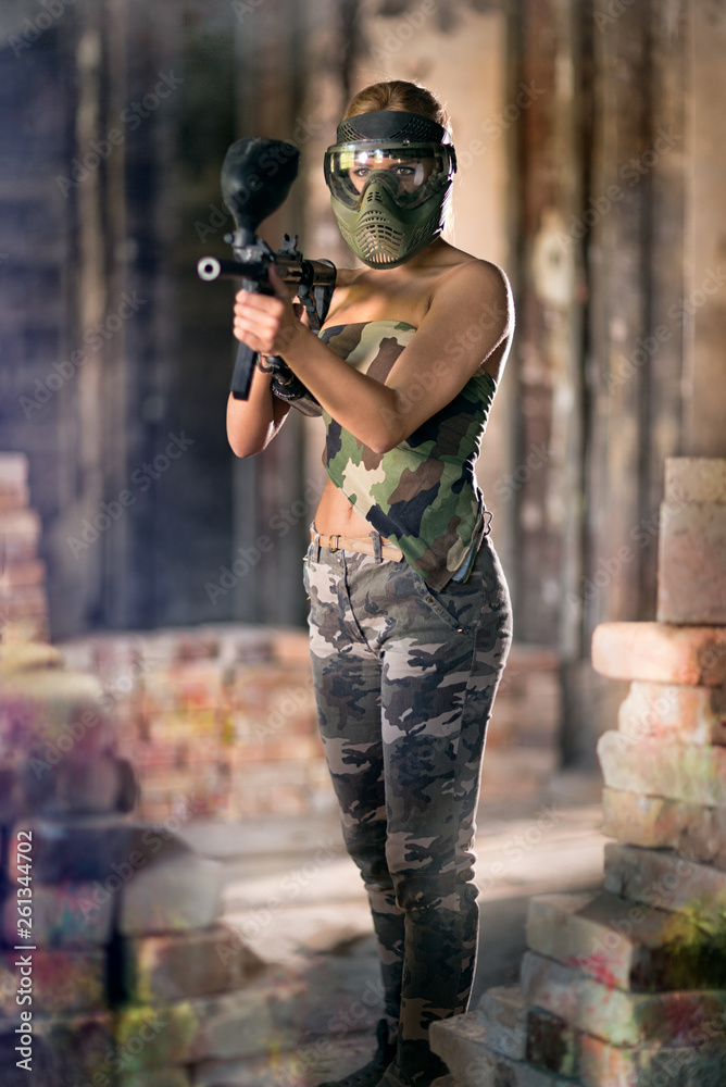 Fototapeta premium Attractive woman paintball player
