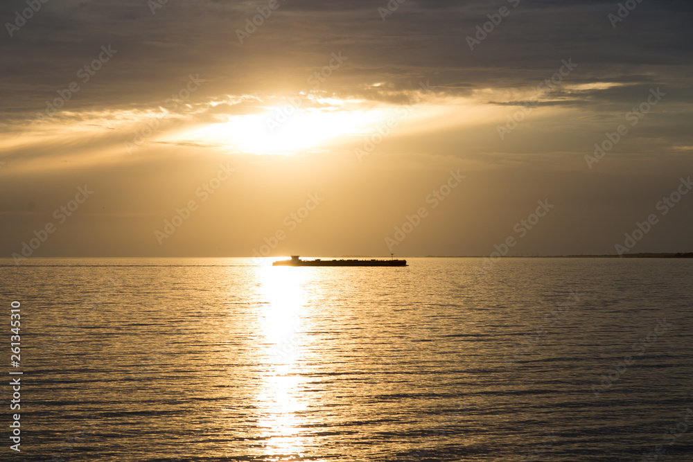 Binnenschiff im Sonnenuntergang