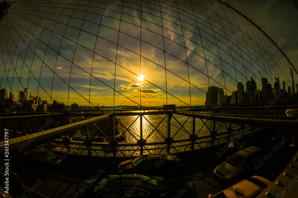 Fototapeta premium Dorado atardecer sobre el rio