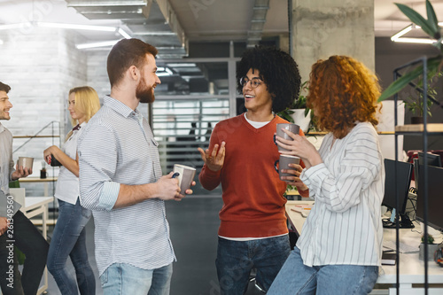 Tableau sur toile Diverse millennials enjoying communication in modern office