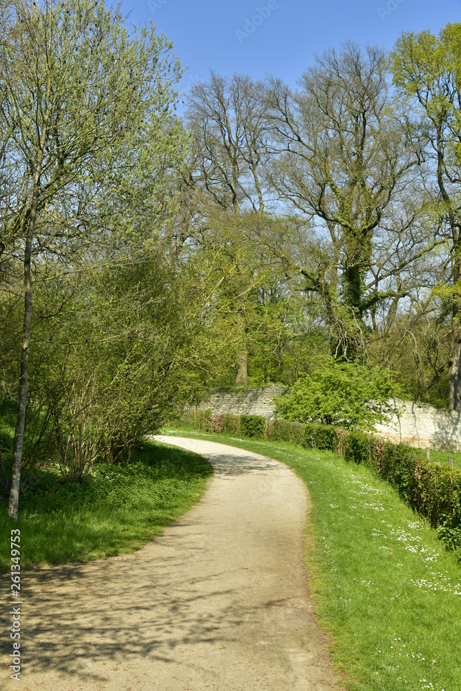 Chemin d'accès vers le mur d'enceinte d'origine du domaine de l'abbaye du Rouge-Cloître à Auderghem
