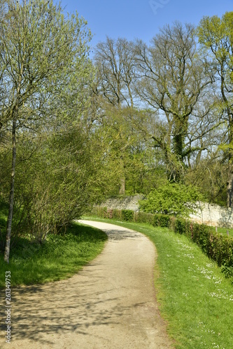 Chemin d'accès vers le mur d'enceinte d'origine du domaine de l'abbaye du Rouge-Cloître à Auderghem