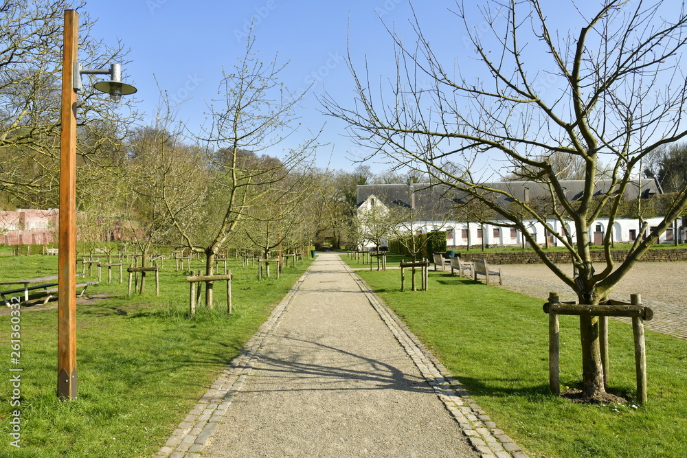 Chemin rectiligne traversant le domaine de l'abbaye du Rouge-Cloître à Auderghem