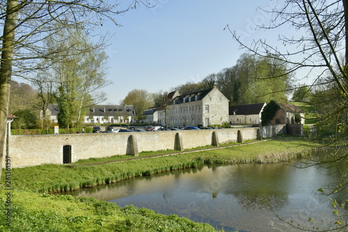 Reflet du mur d'enceinte de l'abbaye du Rouge-Cloître dans le petit étang du Lange Gracht en forêt de Soignes à Auderghem photo