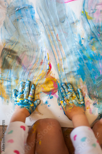 Kleines Kind malt farbenfroh mit Fingerfarben. Little child painting colorful with finger paint. 