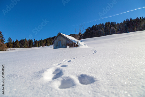Allgäu - Stadel - Hütte - Winter - Tiefschnee - Fußspuren