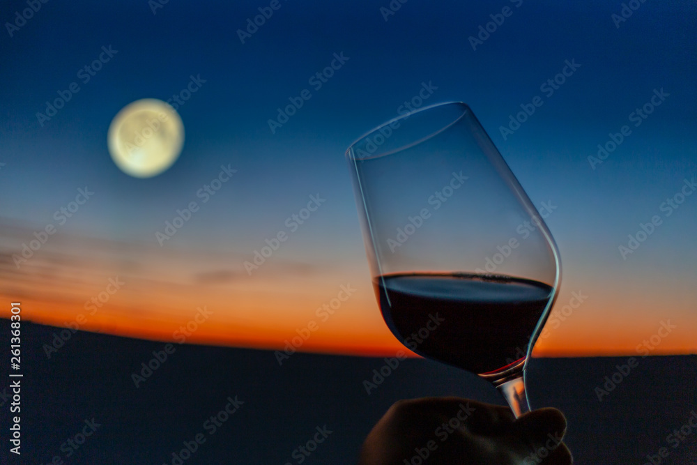 Weinverkostung vor romantischer abendlicher Kulisse