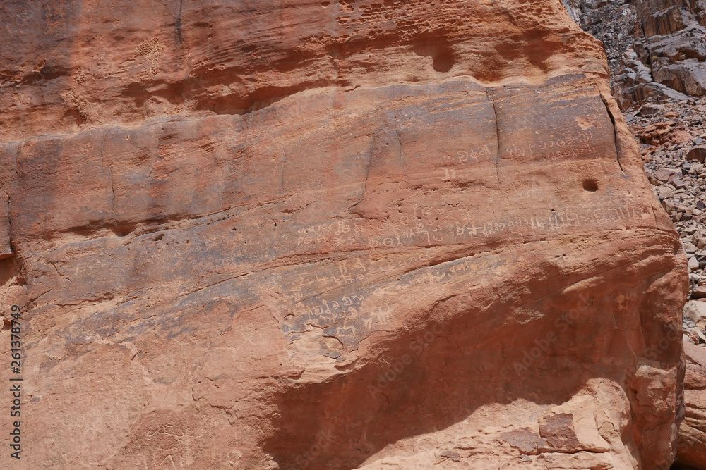 Felslandschaften im roten Wüstensand des Wadi Rum mit Verwehungen an Steinen Felslandschaften im roten Wüstensand des Wadi Rum mit Verwehungen an Steinen
