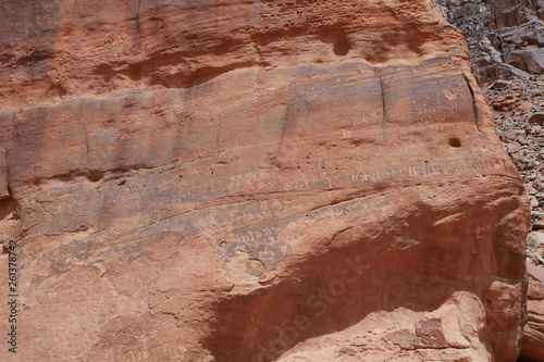 Felslandschaften im roten Wüstensand des Wadi Rum mit Verwehungen an Steinen