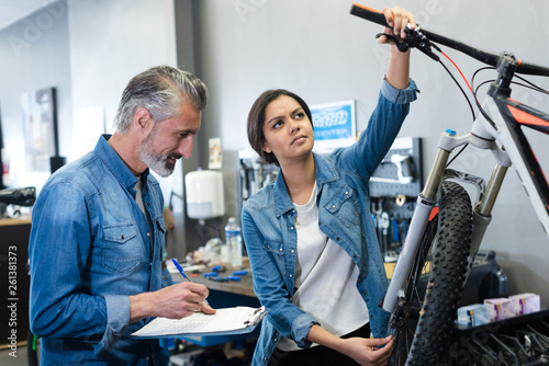 Fotografía workers in the bicycle repair workshop