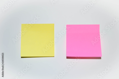 Post its amarillo y rosa adheridos en la pared