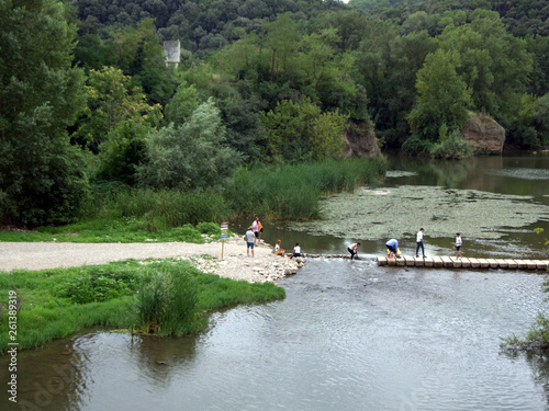 Río con gente
