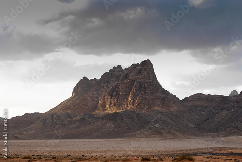Morgendämmerung an einer Felswand im Wadi Rum