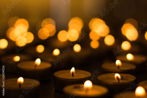 Φωτογραφία soft focus candle light in darkness on yellow bokeh blurred background atmospher