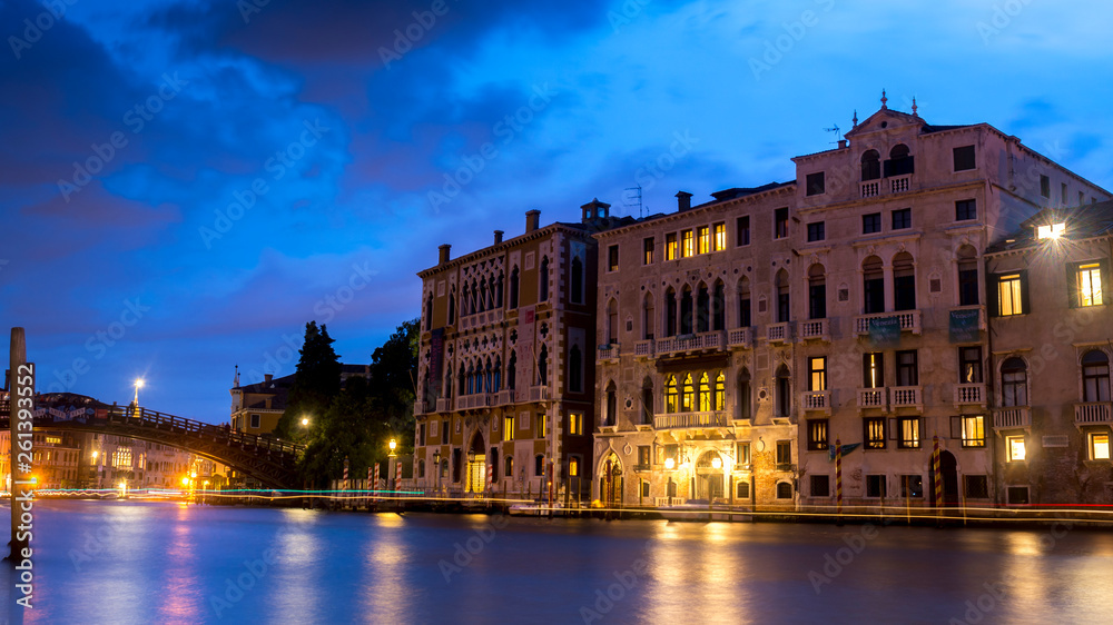 Obraz premium Night time in Venice