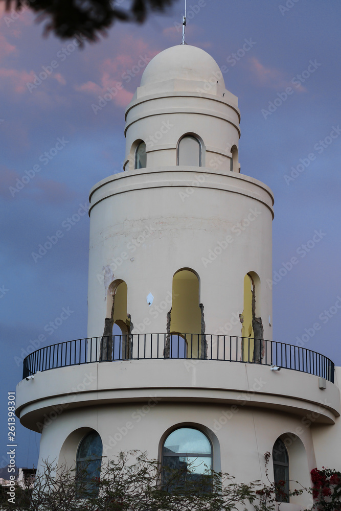 Tala Bay Turm im Hafen
