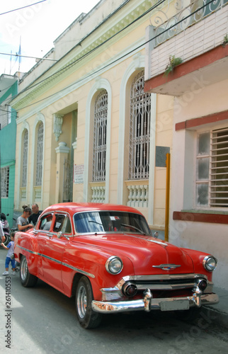 Ville de Santa Clara  vieille voiture rouge  Cuba  Cara  bes